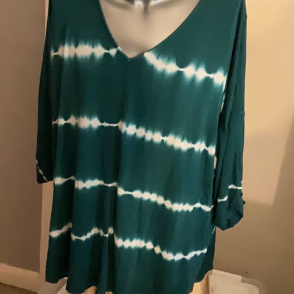 Layne Bryant size 14/16. Tye dyed look. Peek a boo sleeves. Tie-dyed tunic.